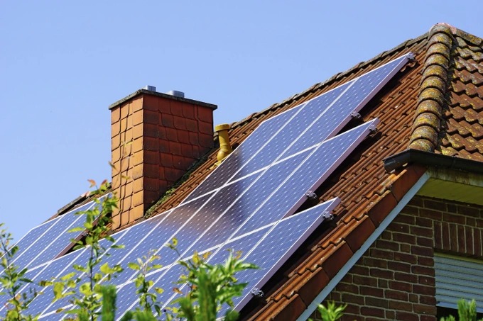 Ngày càng có nhiều ngôi nhà được lắp đặt pin năng lượng mặt trời nhằm tiết kiệm điện và hạn chế tác động đến môi trường (Ảnh: Beautiful House).